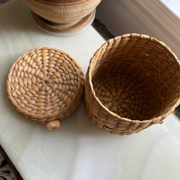Boho vintage natural round rattan basket with lid - Picture 6 of 9